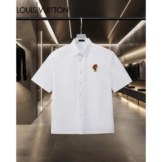 Louis Vuitton classic short-sleeved shirt with the logo embroidered on the chest.